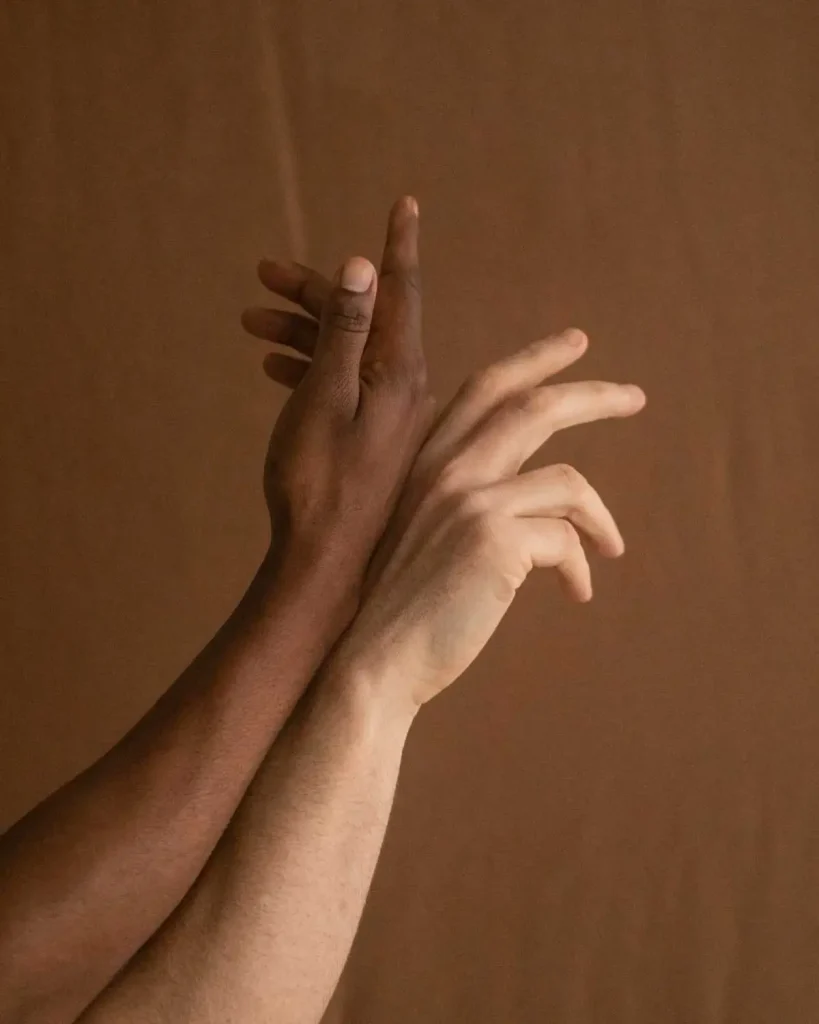 toque sutil de dos manos